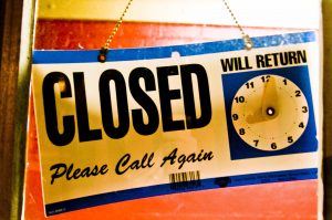 Closed_sign_Hawkins